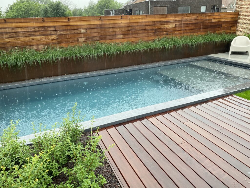 aanleg zwembad met houten terras